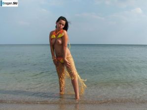 Brunette with forms. Thumb 14