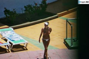 Girls sunbathe topless near the pool. Thumb 25