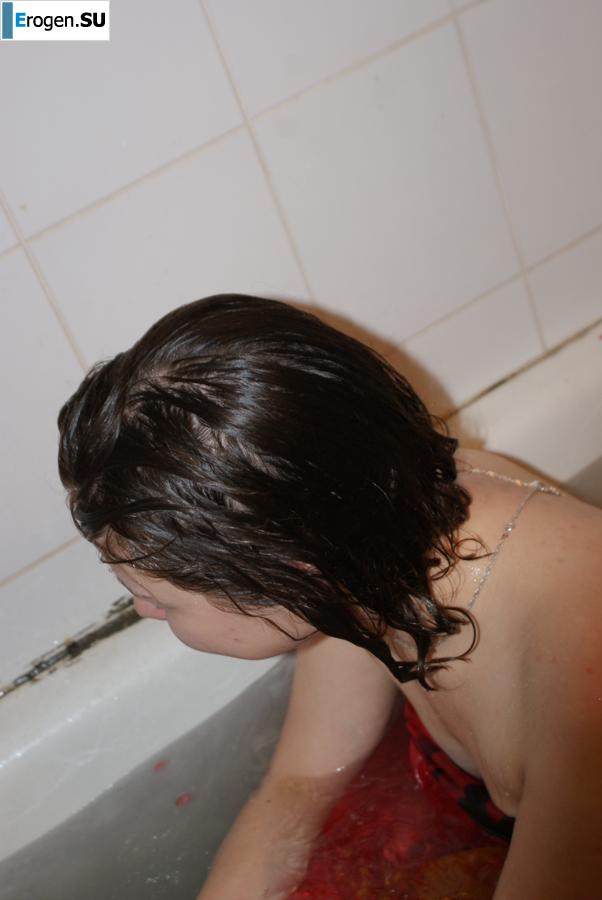The girl in the bathroom plays with wax. Part 2. Photo 16