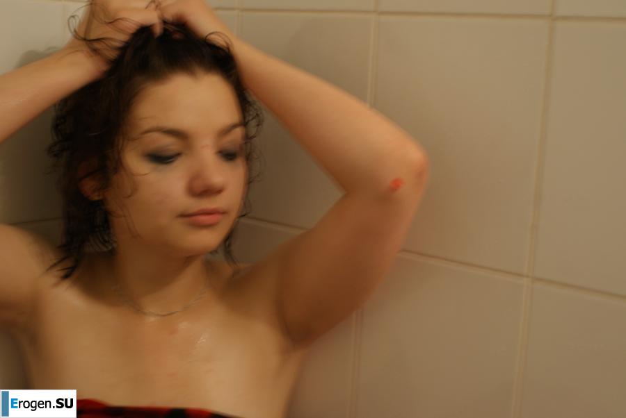 The girl in the bathroom plays with wax. Part 2. Photo 8