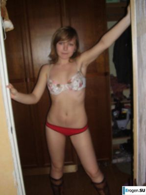 Красивая девочка фоткает себя. Эскиз 39