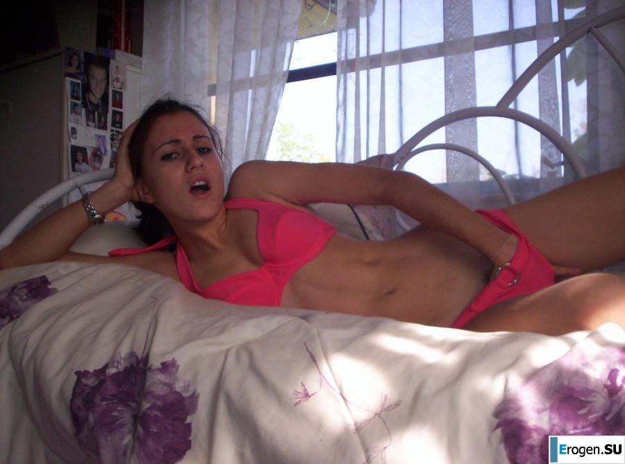 A beautiful Bulgarian posing at home and on the beach. Part 3. Photo 22