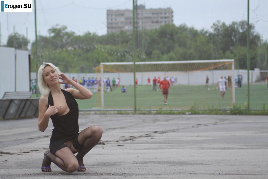 Nastya from Samara walks around the city and shows herself. Part 12. Photo 12