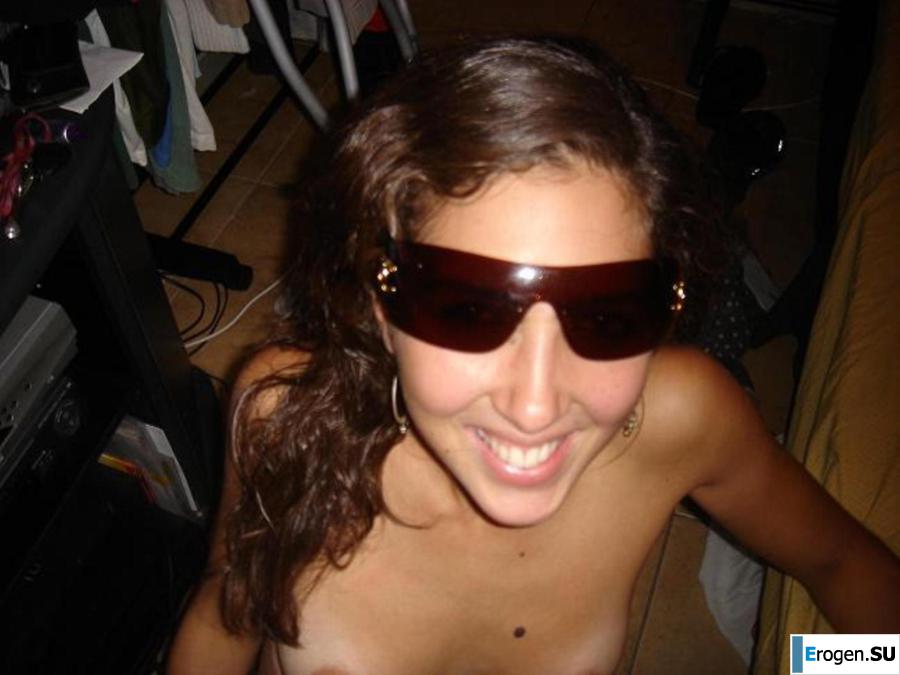 Smiling brunette with everlasting nipples. Part 2. Photo 19
