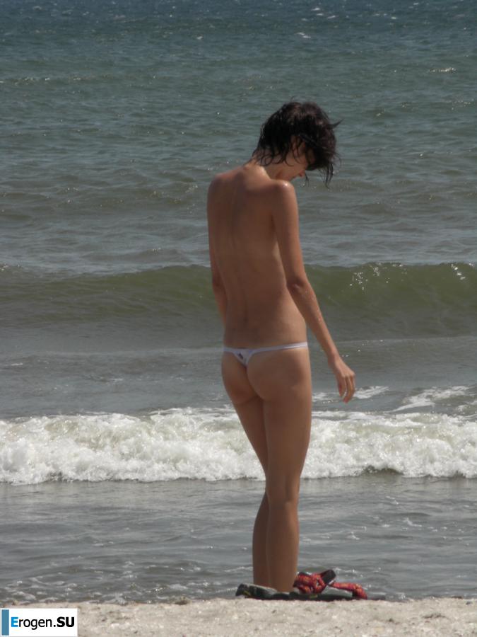 Topless thin girl on the beach. Part 2. Photo 10