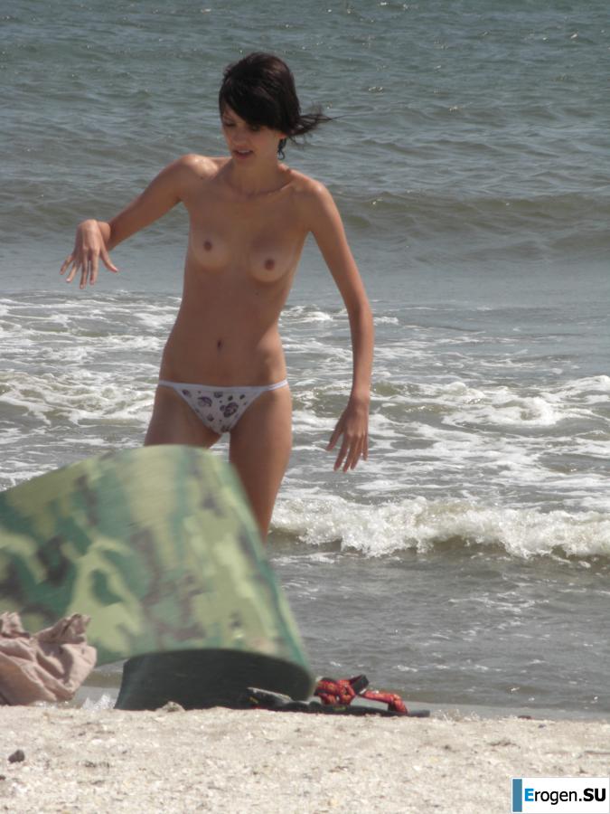 Topless thin girl on the beach. Part 2. Photo 24