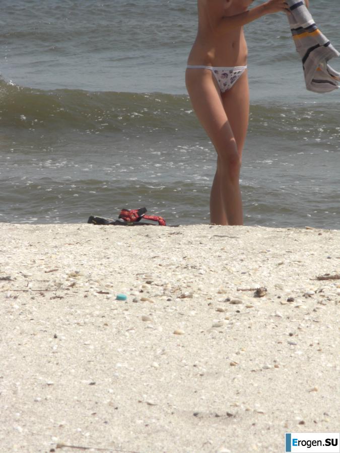 Topless thin girl on the beach. Part 2. Photo 26