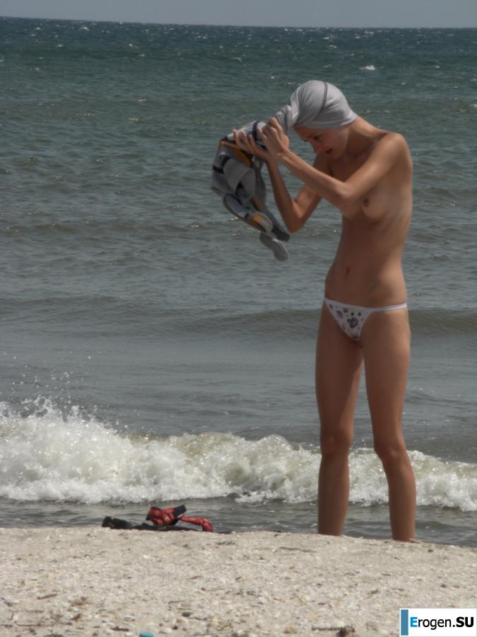 Topless thin girl on the beach. Part 2. Photo 27