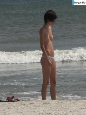 Topless thin girl on the beach. Part 2. Thumb 14