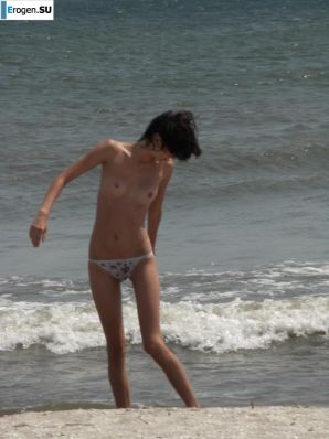 Topless thin girl on the beach. Part 2. Thumb 17