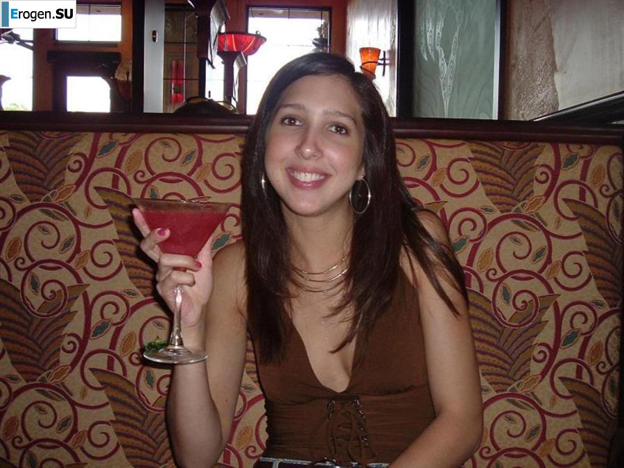 Smiling brunette with everlasting nipples. Part 7. Photo 4