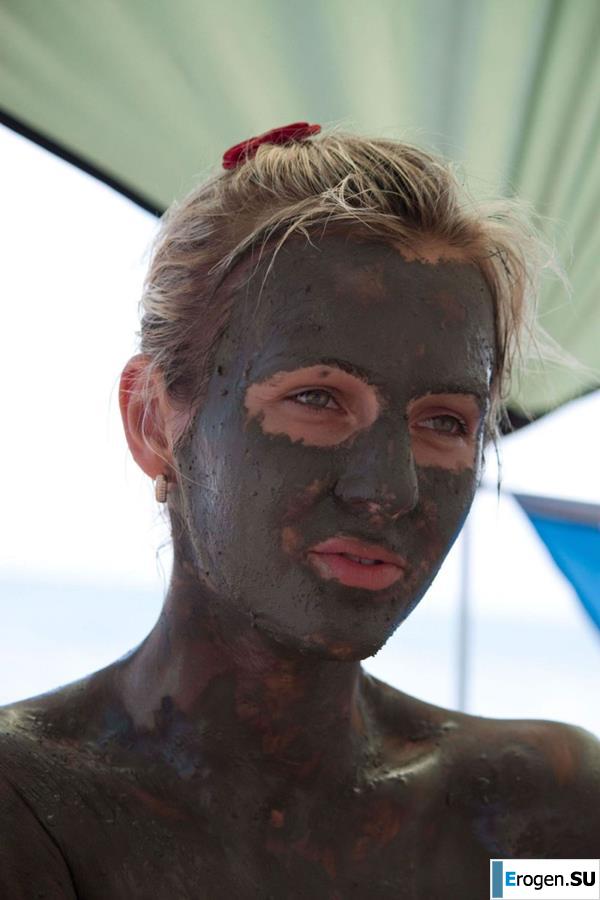 Naked in the Mud. Photo 15