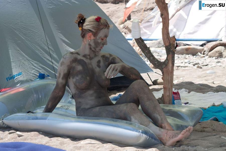 Naked in the Mud. Photo 17