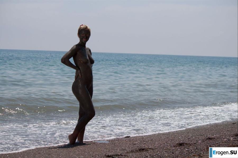 Naked in the Mud. Photo 4