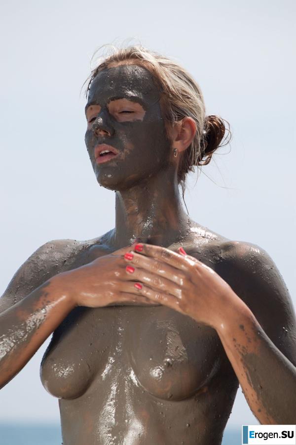 Naked in the Mud. Photo 7
