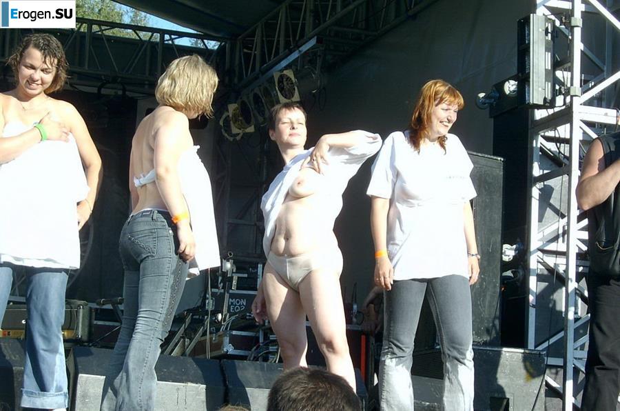 Tits and some pussies at rock concerts. Part 2. Photo 14