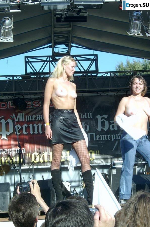 Tits and some pussies at rock concerts. Part 2. Photo 15