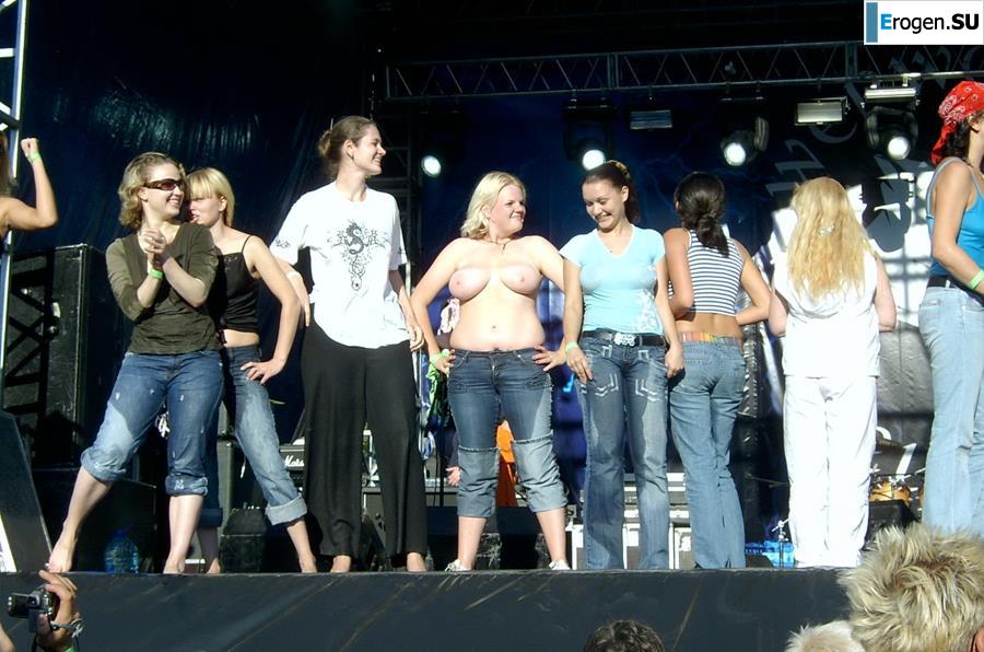 Tits and some pussies at rock concerts. Part 2. Photo 17
