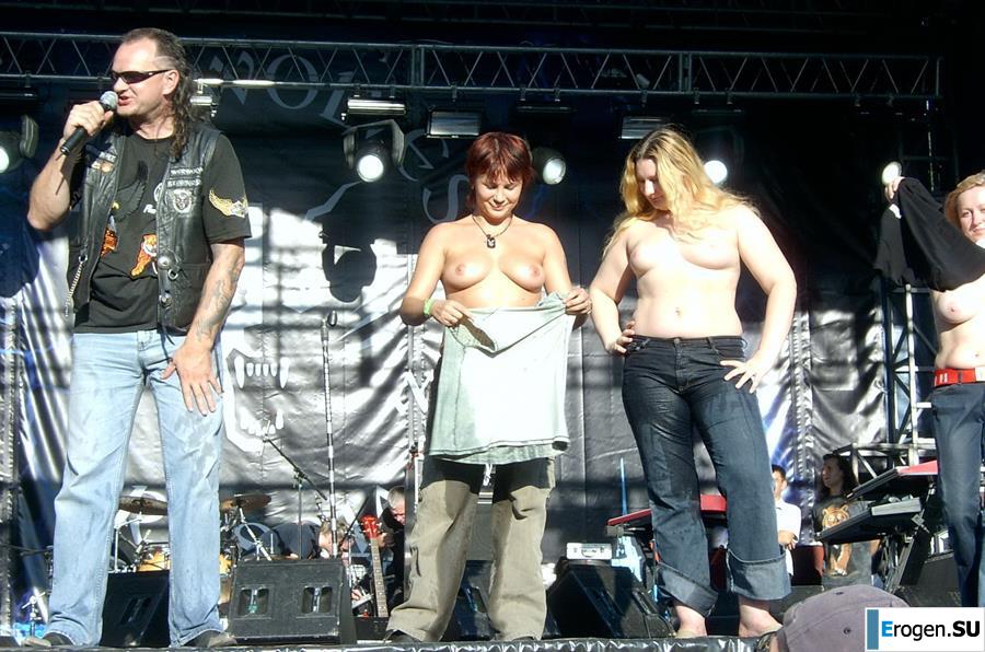 Tits and some pussies at rock concerts. Part 2. Photo 20