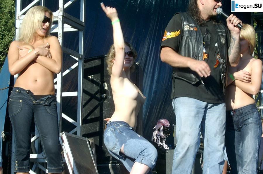 Tits and some pussies at rock concerts. Part 2. Photo 24