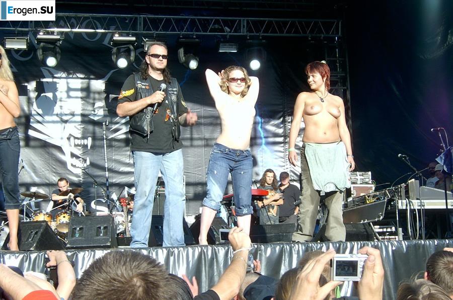 Tits and some pussies at rock concerts. Part 2. Photo 30