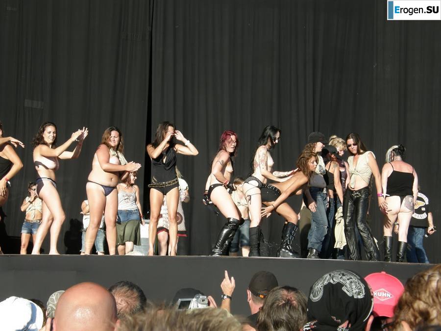 Tits and some pussies at rock concerts. Part 2. Photo 5