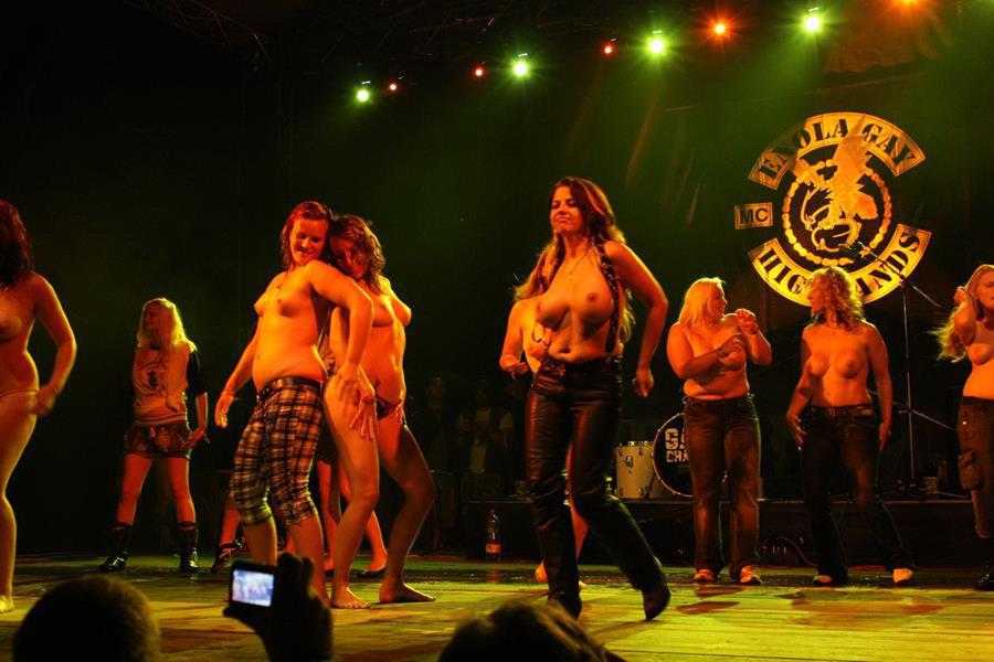 Tits and some pussies at rock concerts. Part 3. Photo 10