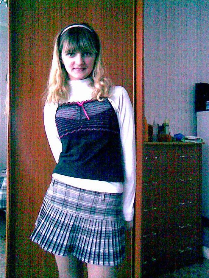 A lover of taking photos of herself on the phone. Photo 14