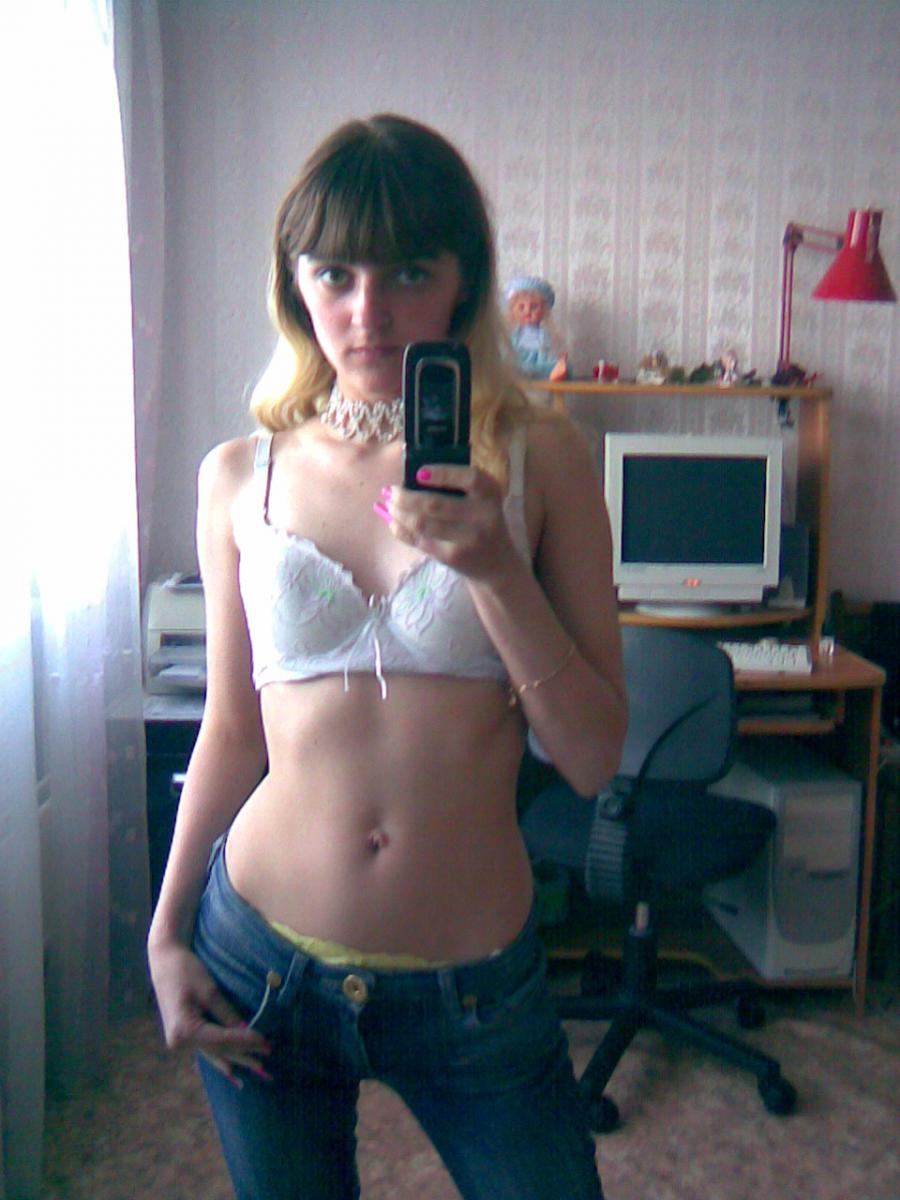 A lover of taking photos of herself on the phone. Photo 26