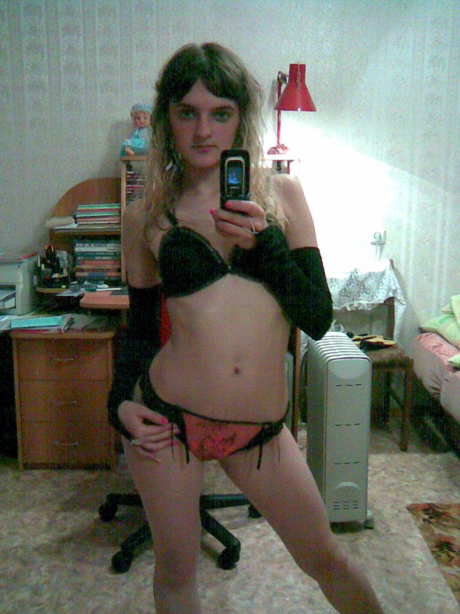A lover of taking photos of herself on the phone. Photo 31