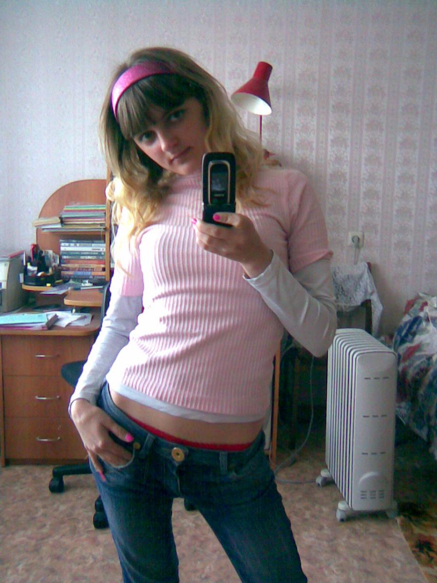 A lover of taking photos of herself on the phone. Photo 6