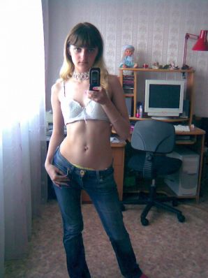 Любительница фоткать себя на телефон. Эскиз 23