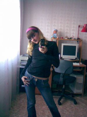 Любительница фоткать себя на телефон. Эскиз 27