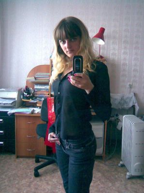 Любительница фоткать себя на телефон. Эскиз 35