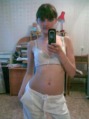 Любительница фоткать себя на телефон. Эскиз 9