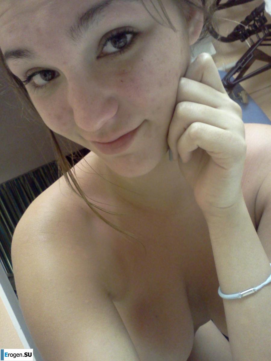 Busty Selfies. Photo 11