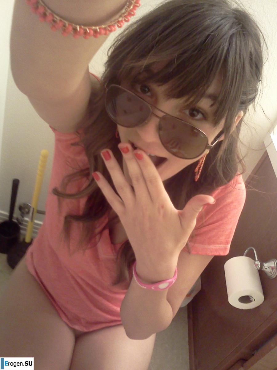 Busty Selfies. Photo 36