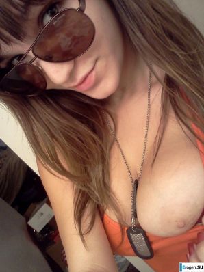 Busty Selfies. Thumb 7