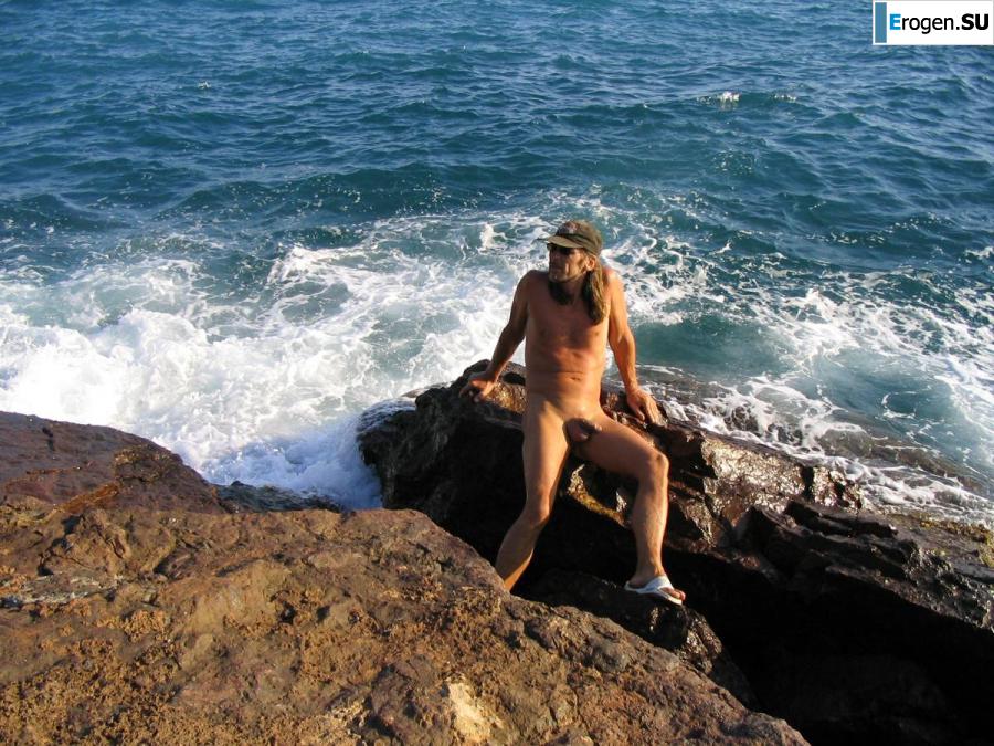 An elderly couple on vacation. Photo 36