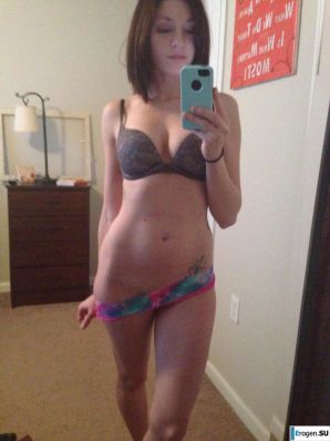 The cheerful young lady makes her selfie. Thumb 5