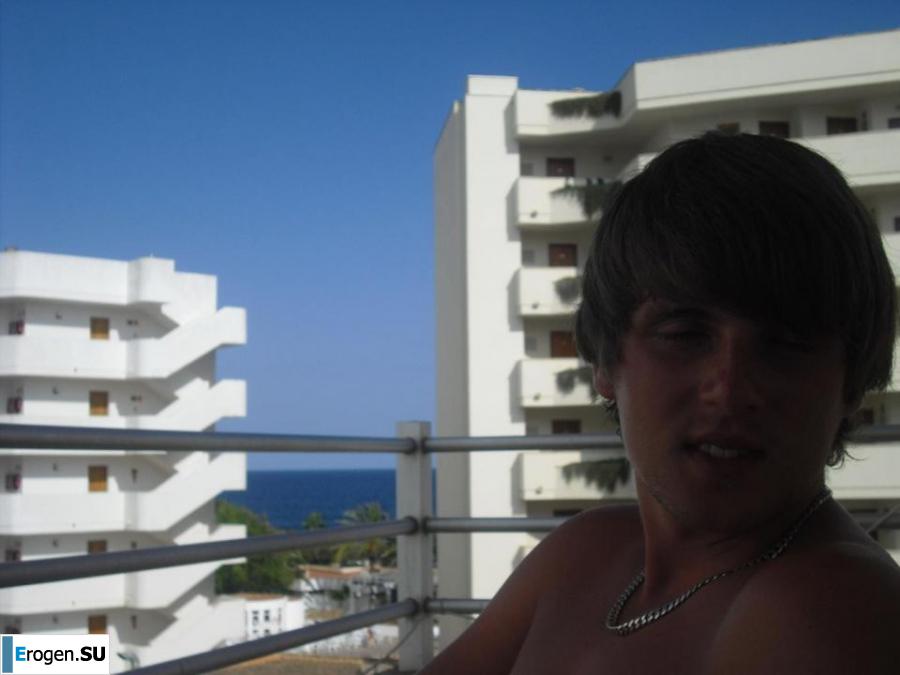 We]'re fooling around at the resort. Photo 18