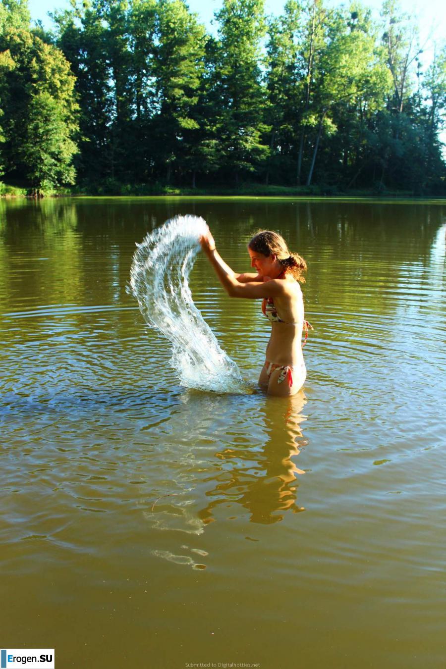 naked girls on the lake. Photo 19