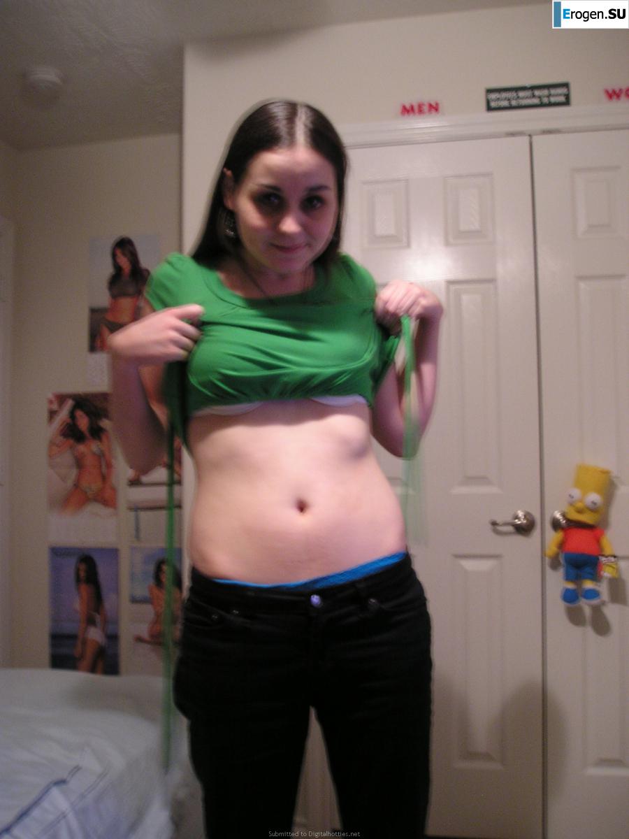 posing in front of a girlfriend. Photo 12