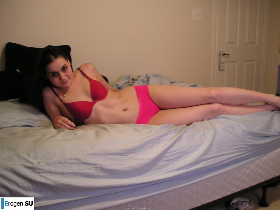 posing in front of a girlfriend. Photo 34