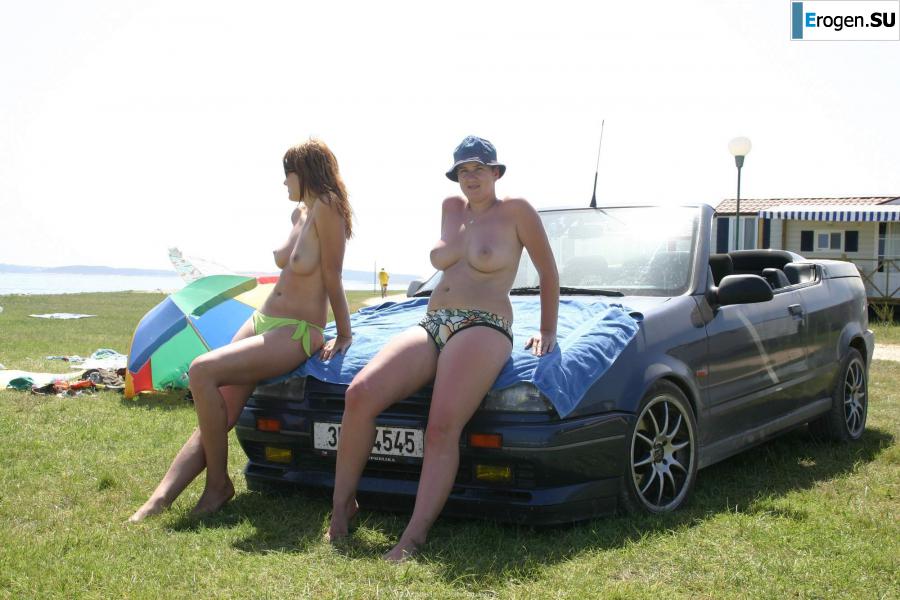 Girls were exposed in nature. Photo 3