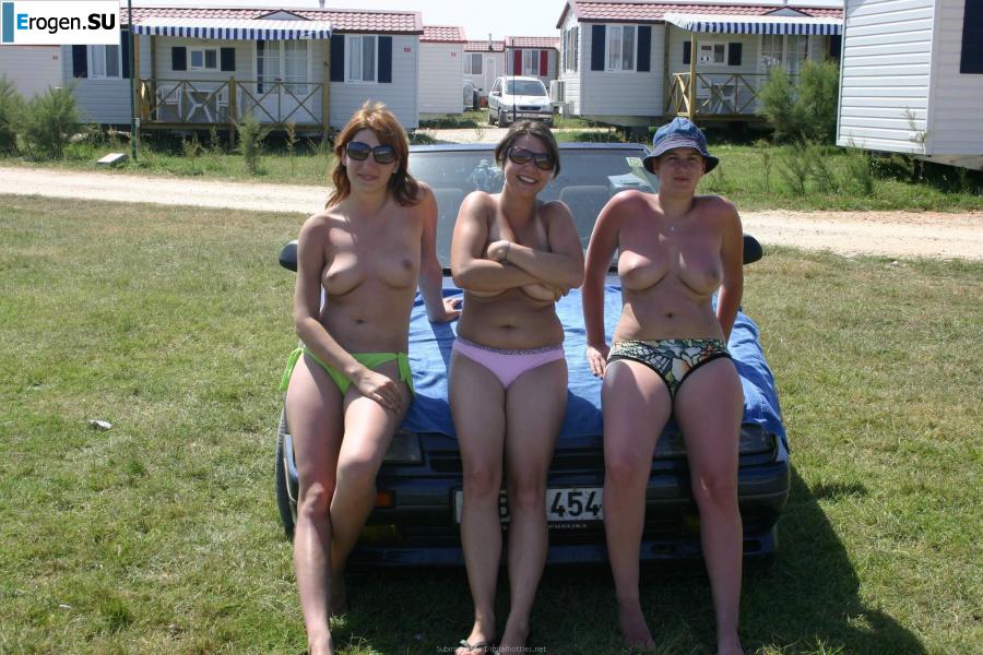 Girls were exposed in nature. Photo 4