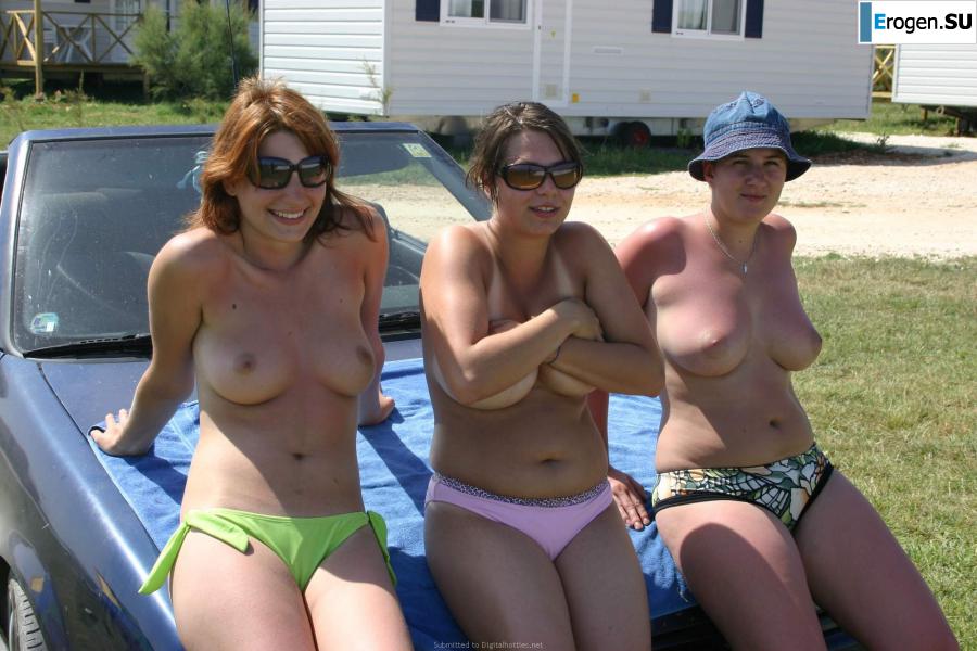 Girls were exposed in nature. Photo 7