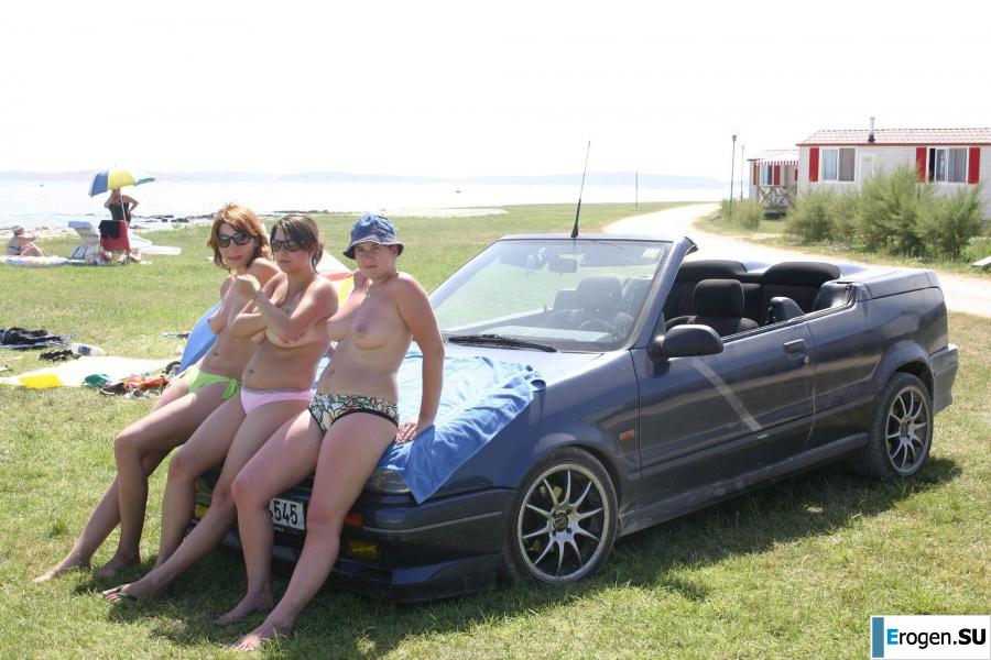 Girls were exposed in nature. Photo 9