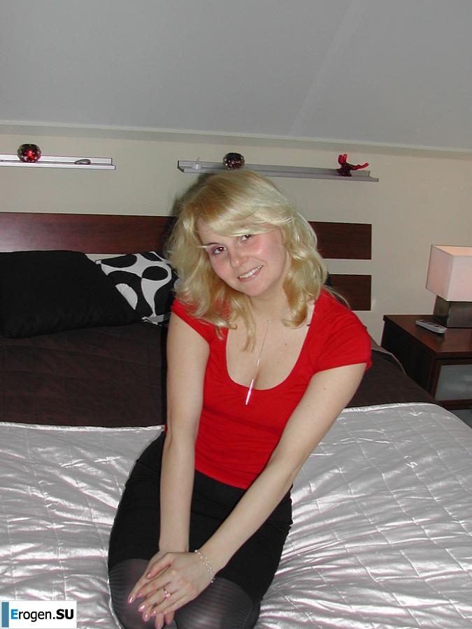 mature blonde in a rented villa. Photo 9