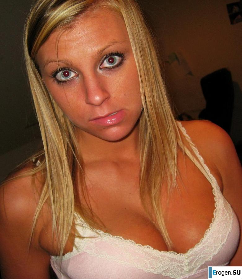 the overseas blonde is grimacing in front of the camera. Photo 15